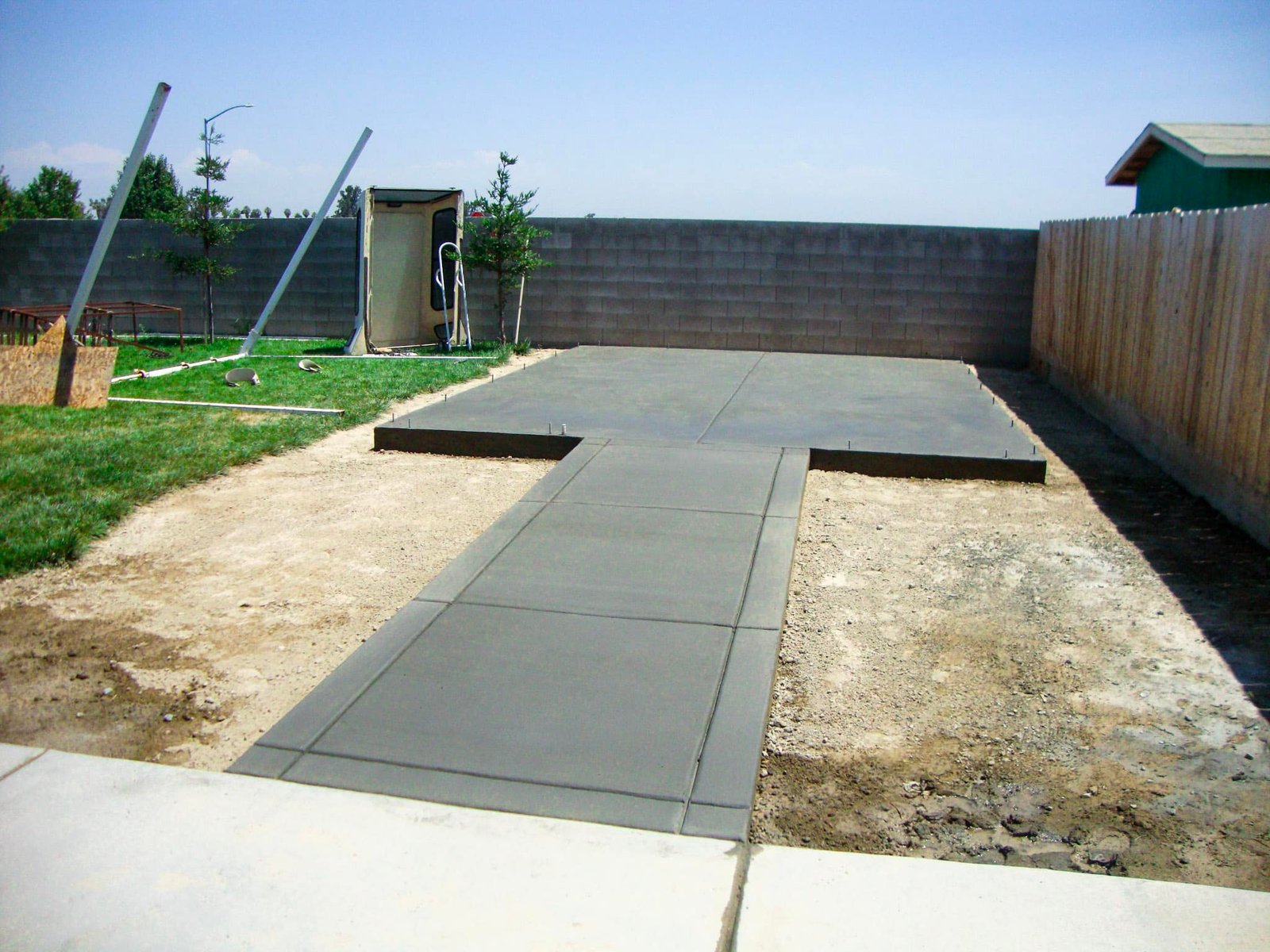 Extended concrete slab in a backyard
